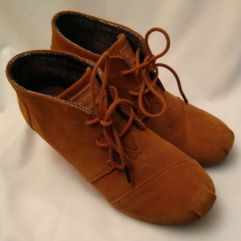 TOMS women's size 7.5 Chestnut Suede Desert Wedge Bootie
